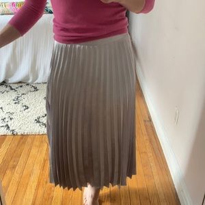 •Metallic Pleated Skirt•